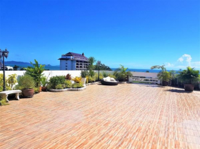 Fantastic 2 bed with huge balcony & sea views